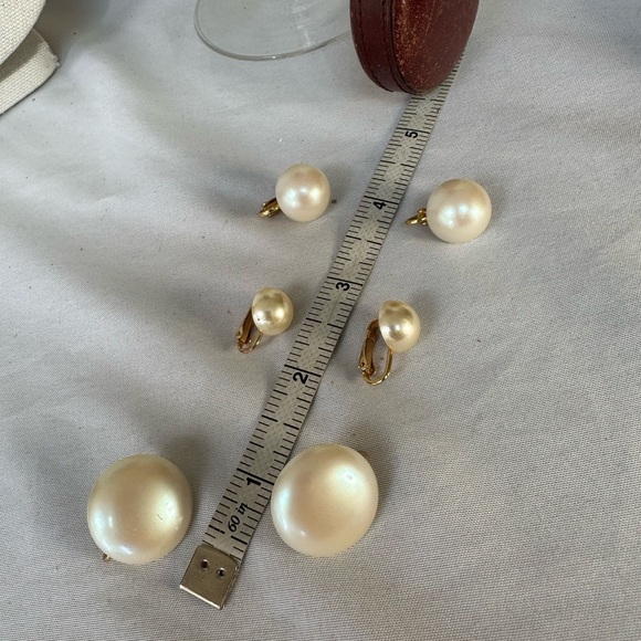 Three pair vintage button style pearl earrings - Picture 3 of 4